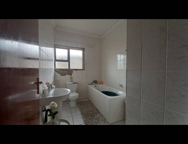 4 BEDROOM HOUSE TO LET IN MANDELA VIEW